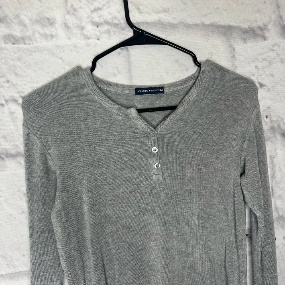 🔸BUNDLE ONLY🔸 |EUC| BRANDY MELVILLE Long Sleeve Quarter Button Henley - Picture 2 of 6